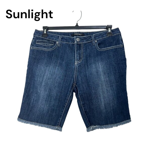 Roz & Ali Womens Denim Mid Rise Bermuda jean Shorts Size 8 Frayed Hem Blue Wash - Picture 1 of 8